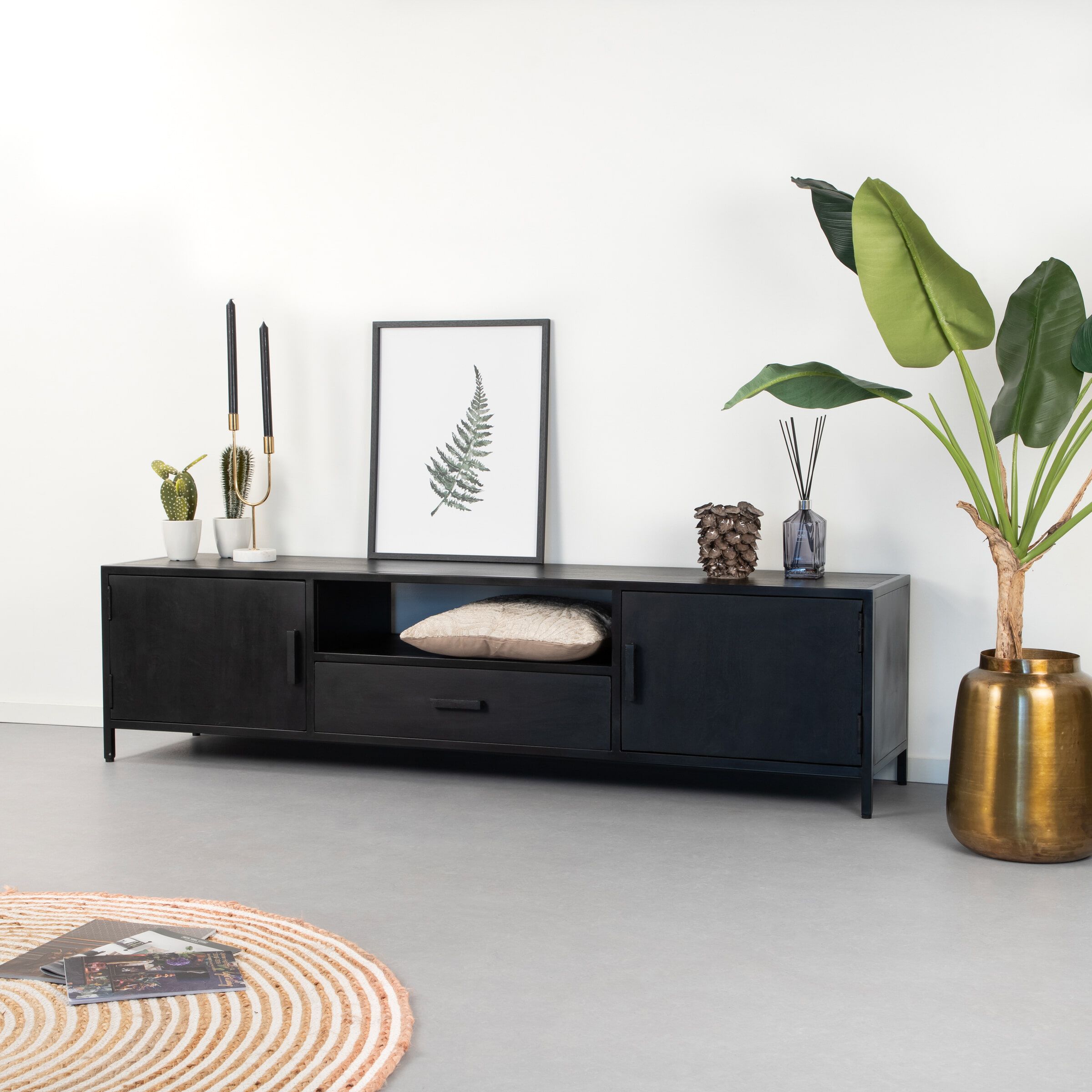 Livingfurn Kala TV‑meubel 180 cm – strak design in zwart mangohout