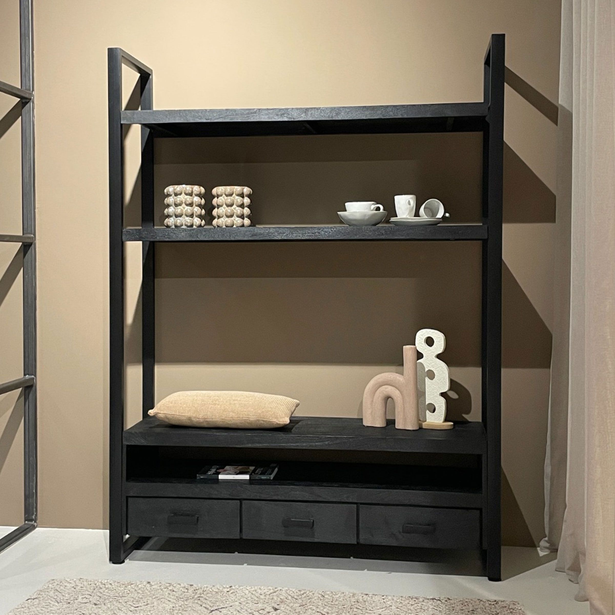 Livingfurn Norris TV‑meubel 150 cm – strak zwart mangohout en staal