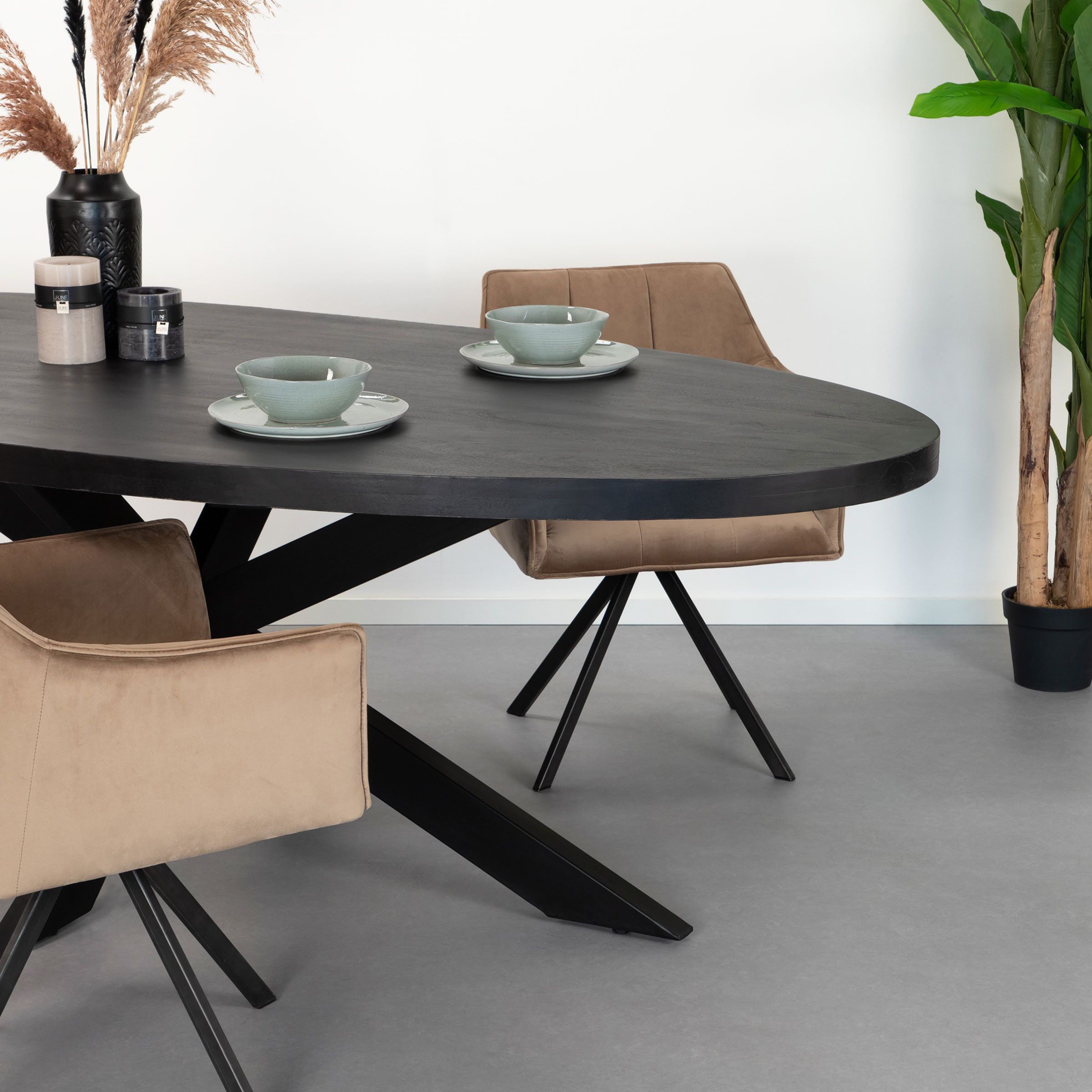 LivingFurn Ovale Eettafel Kala Spider – Elegante Vormgeving in Mangohout en Zwart Staal
