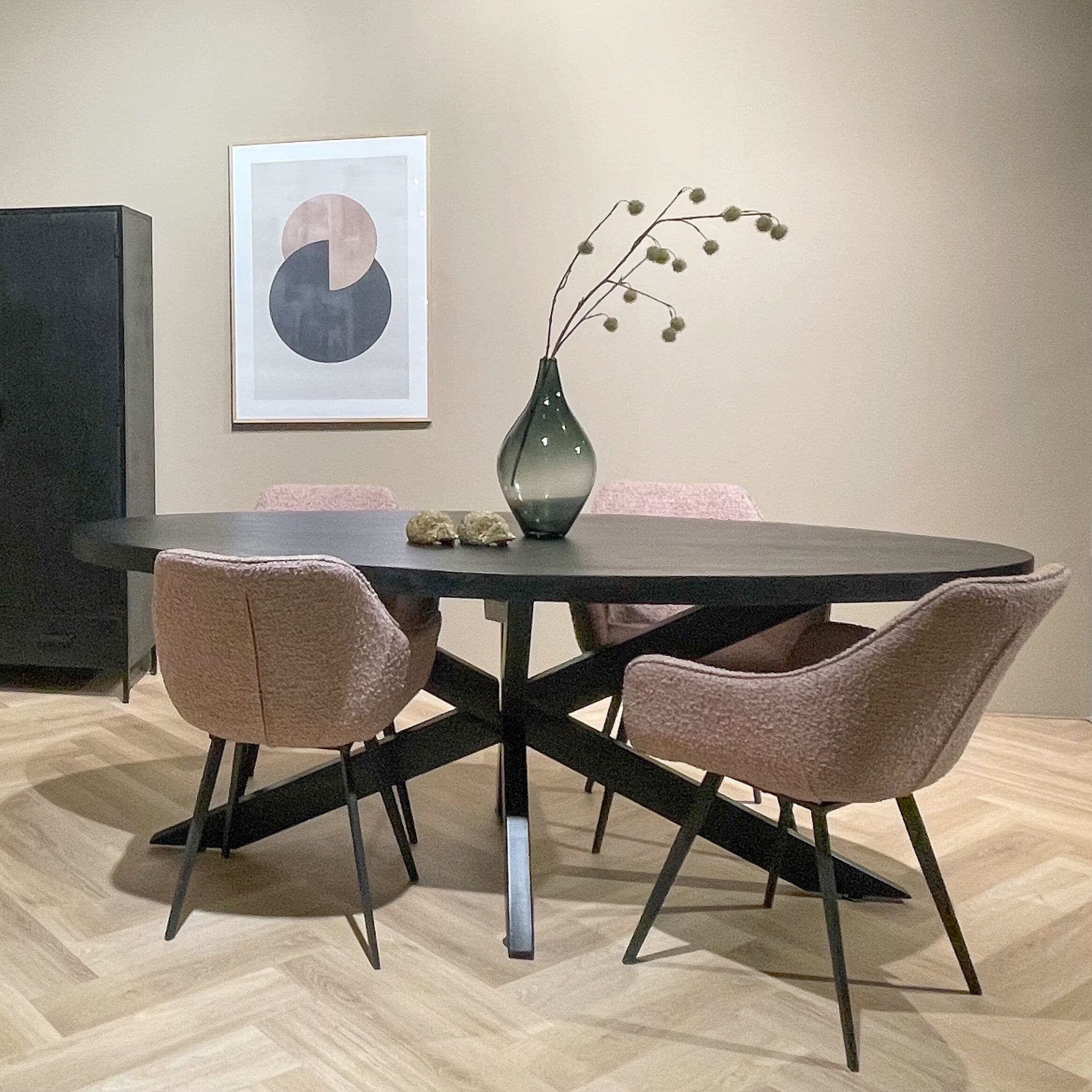 Livingfurn Ovale eettafel Kala – Strak mangohout & zwart staal, 160 × 90 cm