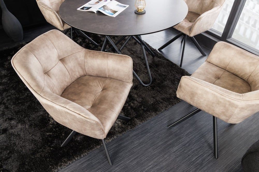 LOFT designstoel in champagne fluweel met zwart metalen frame – draaibaar en met armleuning