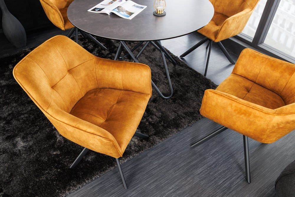 LOFT Designstoel in Mosterdgeel Fluweel – Draaibaar met Zwart Metaalframe en Armleuning
