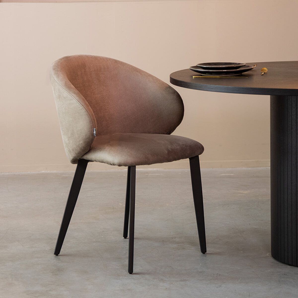 Logan eetkamerstoel van LABEL51 – luxe micro‑suède in tijdloos taupe