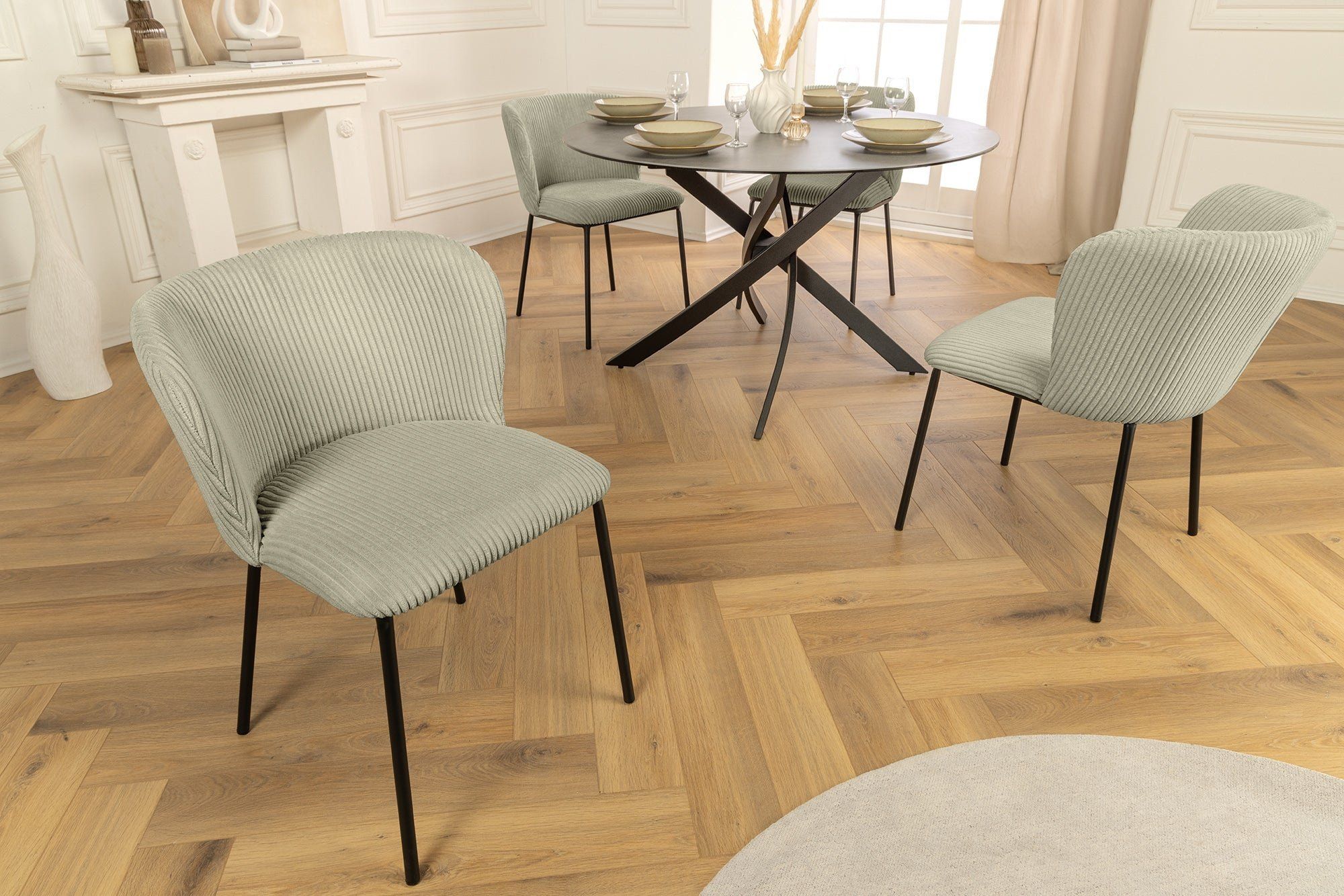 Luxe mint corduroy eetkamerstoel LYON met zwart metalen poten – Invicta Interior