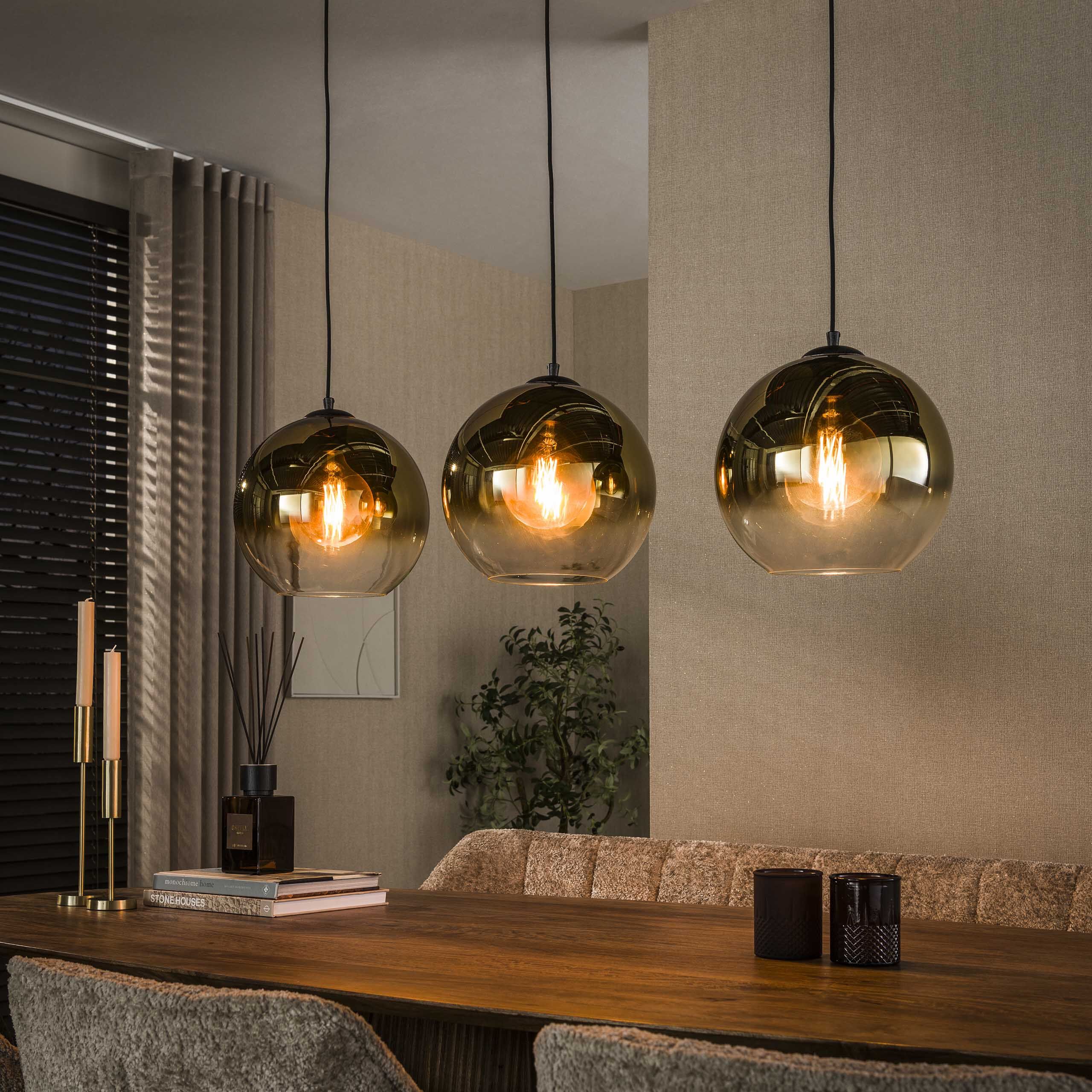 Luxueuze LifestyleFurn Hanglamp met Rookglazen Bollen – Gouden Accent voor de Moderne Woonkamer