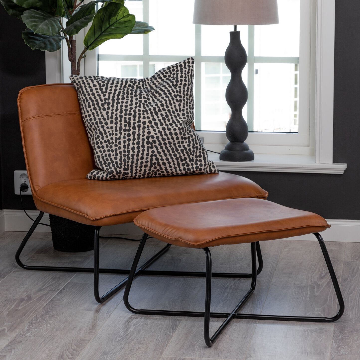 Luxueuze Nohr Bryony Fauteuil met poef – Lederlook Cognac