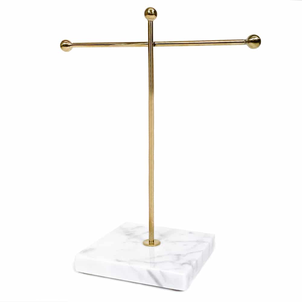 LYVION sieradenstandaard kruis – Goud & marmer, luxe én functioneel