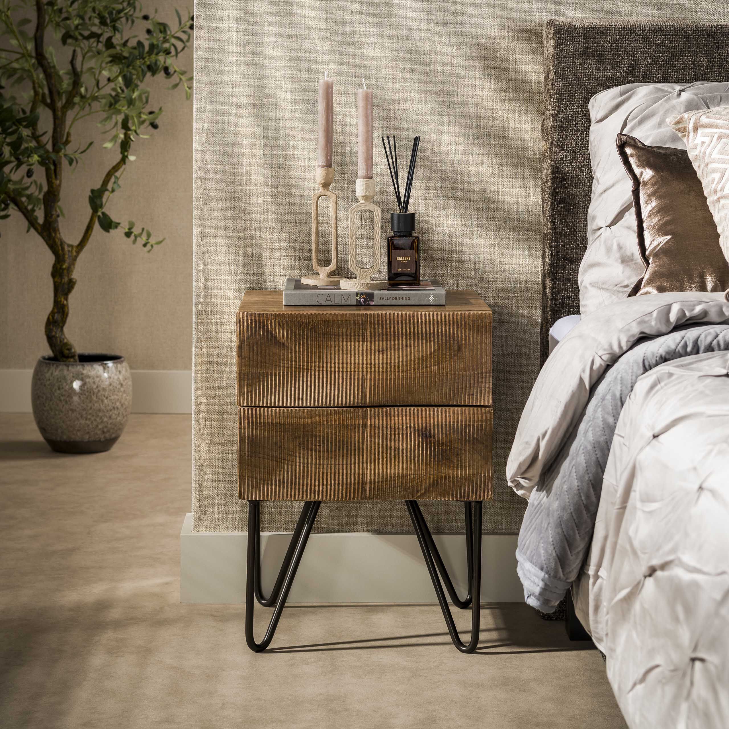 Mangohouten nachtkastje Dulse – compact design met twee lades