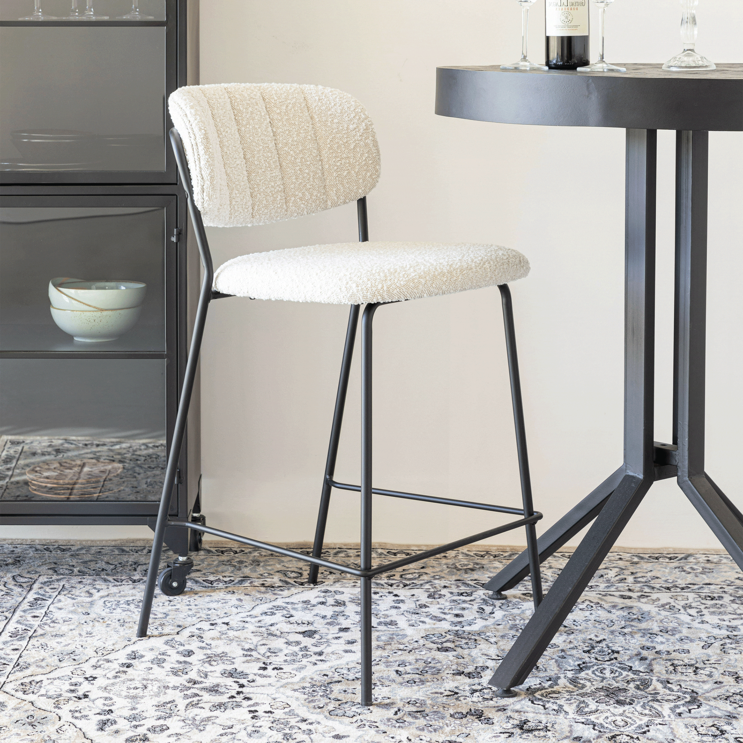 Maris Barstoel van ZILT – Luxe Bouclé in Crème, perfect voor elke keuken of cocktailbar