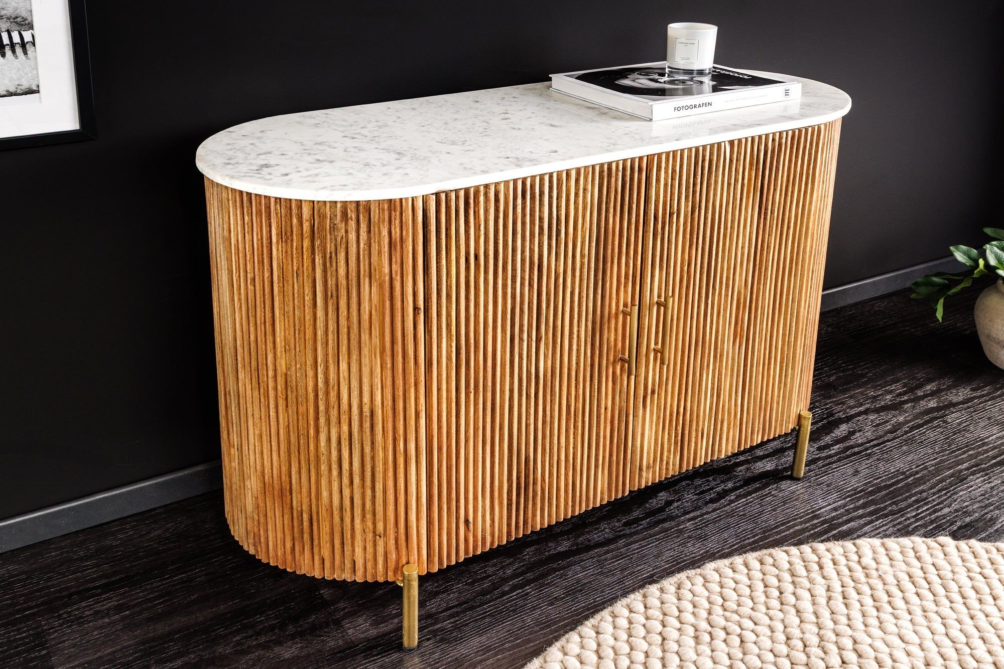 Massief dressoir TRES CHIC – Luxe mix van mangohout, wit marmer en gouden accenten (105 cm)