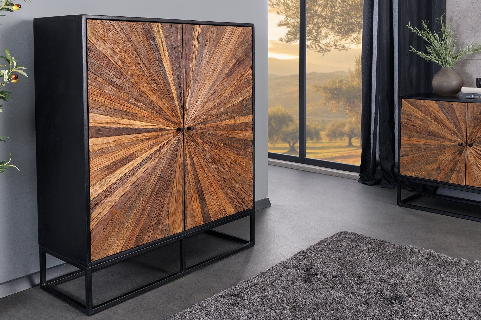 Massief highboard BARRACUDA 120 cm – Mangohout met teakhouten front en zwart metalen accenten | Invicta Interior