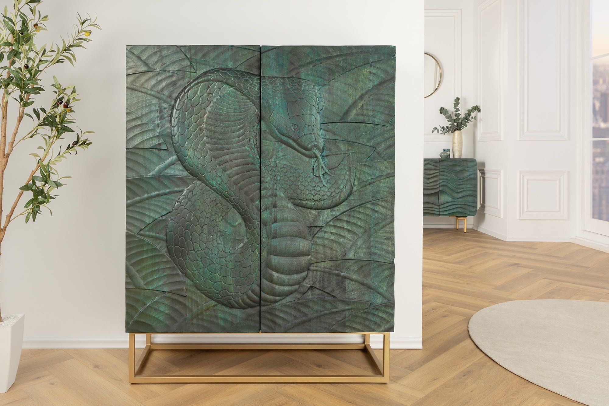Massief highboard SNAKE 120 cm – Turkoois‑goudkleurig mangohout met 3D‑houtsnijwerk