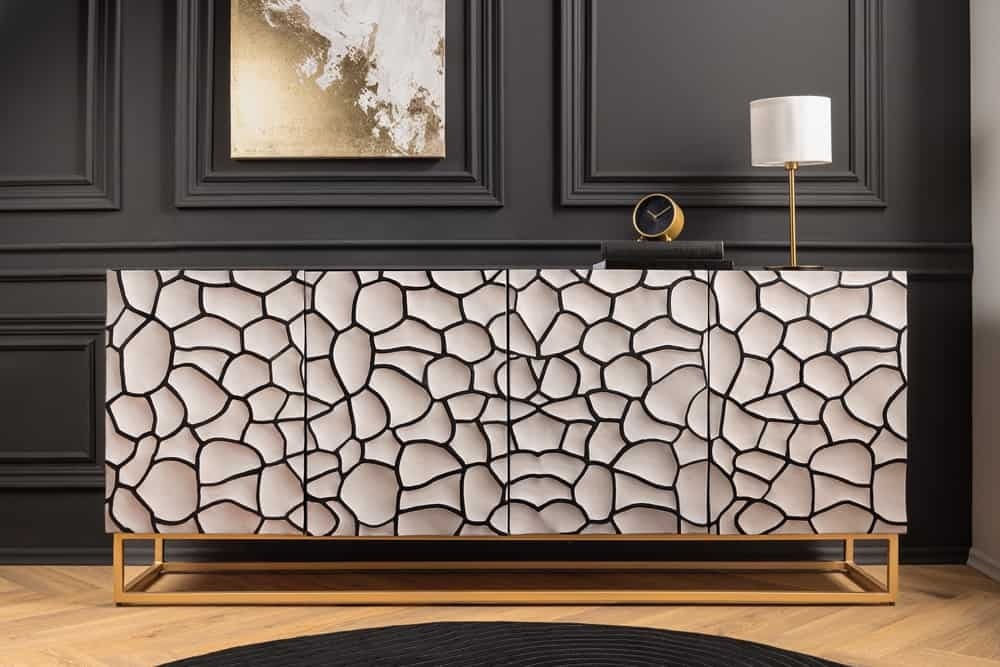 Massief houten dressoir VULCANO – 180 cm, wit‑zwart mangohout, 3D‑snijwerk & gouden metalen frame
