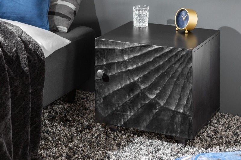Massief nachtkastje SCORPION – Zwart mangohouten design met 3D‑houtsnijwerk