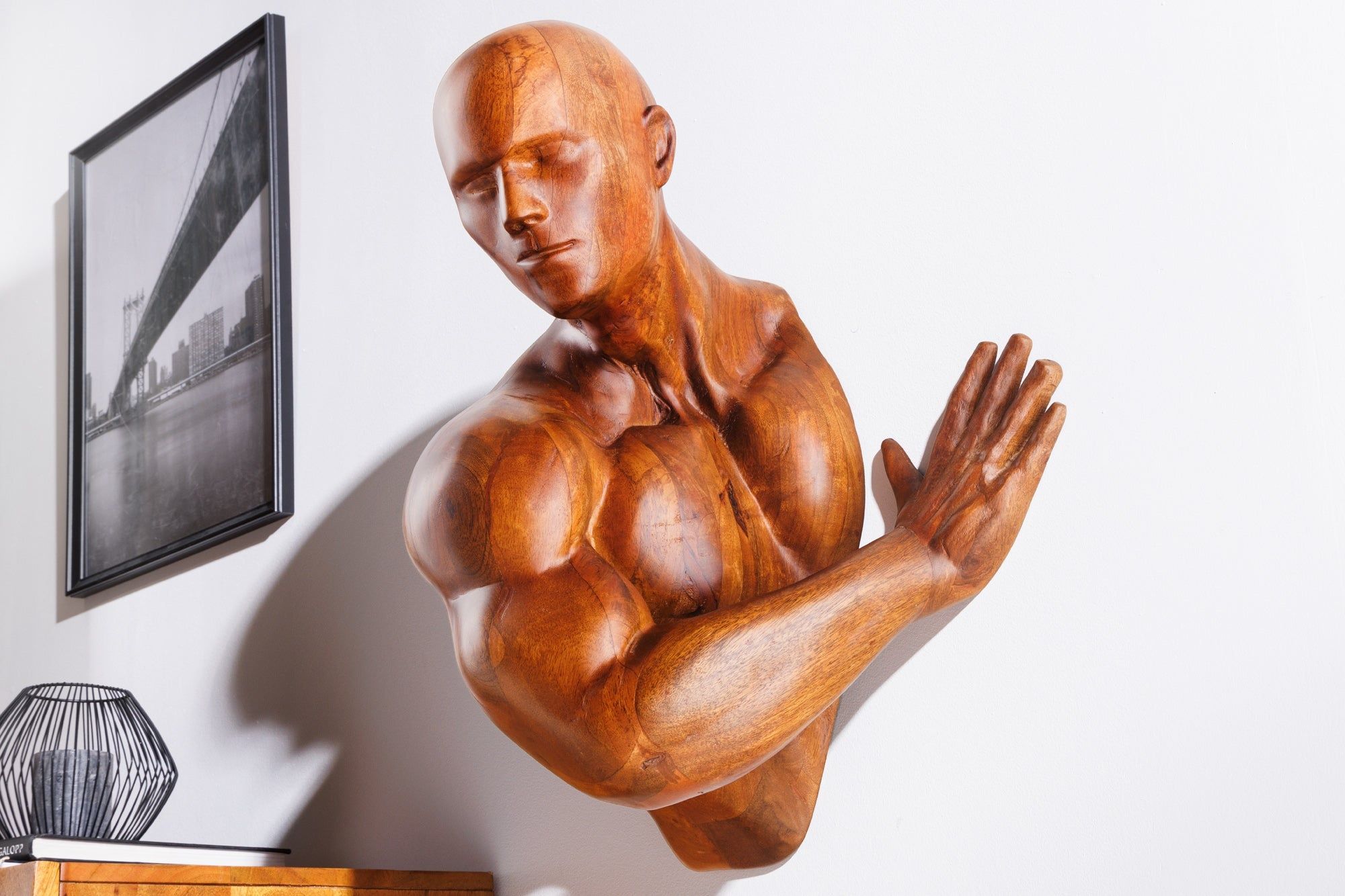 Massief wandbeeld SOUL 60 cm – Atemberaft mangohouten atleetfiguur voor een karaktervolle muur