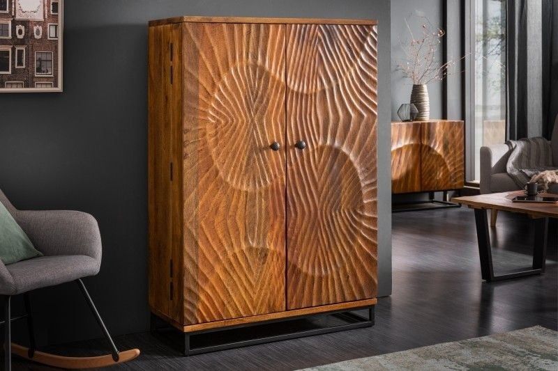 Massieve barkast SCORPION 141 cm – Luxe mangohout met 3D‑houtsnijwerk
