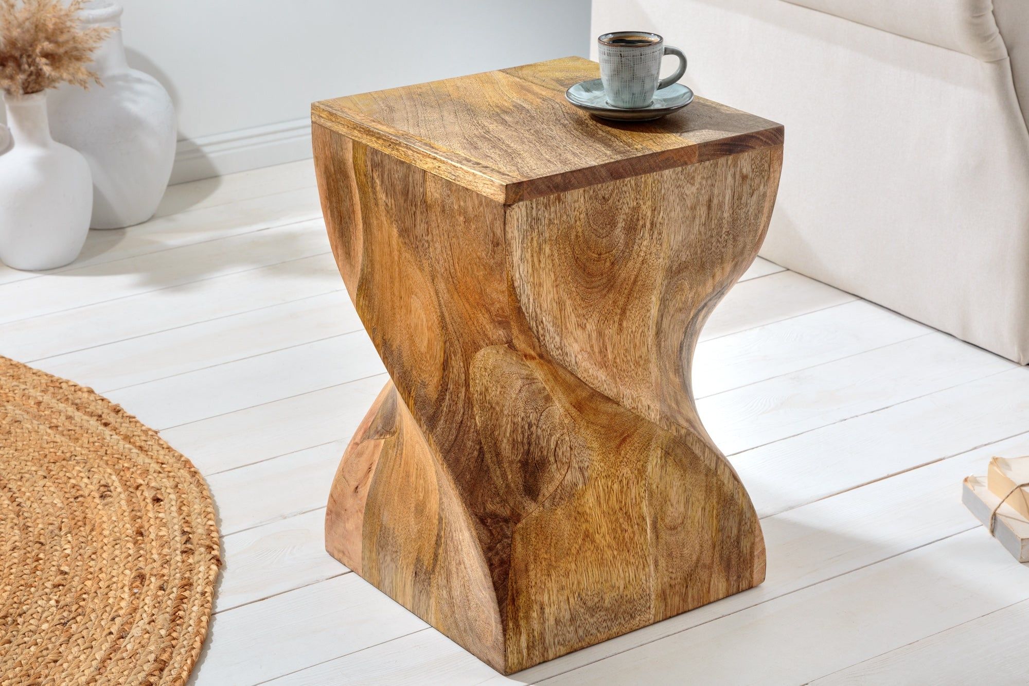 Massieve mangohouten bijzettafel TWIST – Handgemaakt, stijlvol en compact