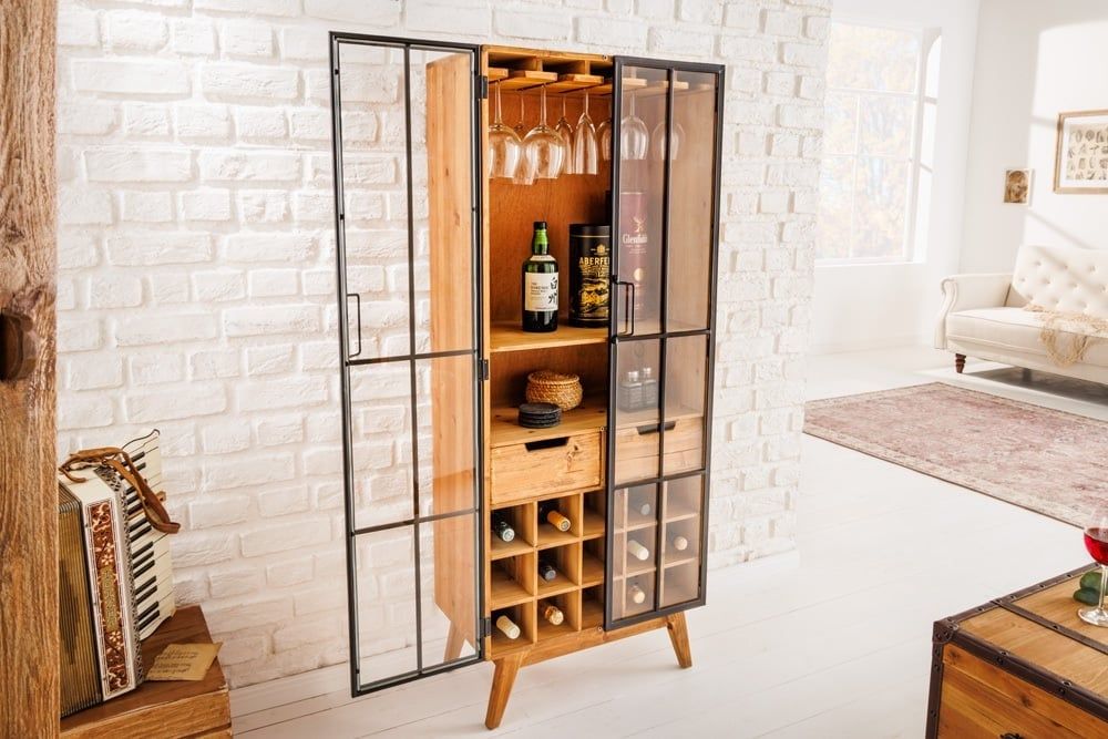 Massieve vitrinekast SEVEN SEAS 150 cm – natuurlijke grenen met industriële metalen deuren