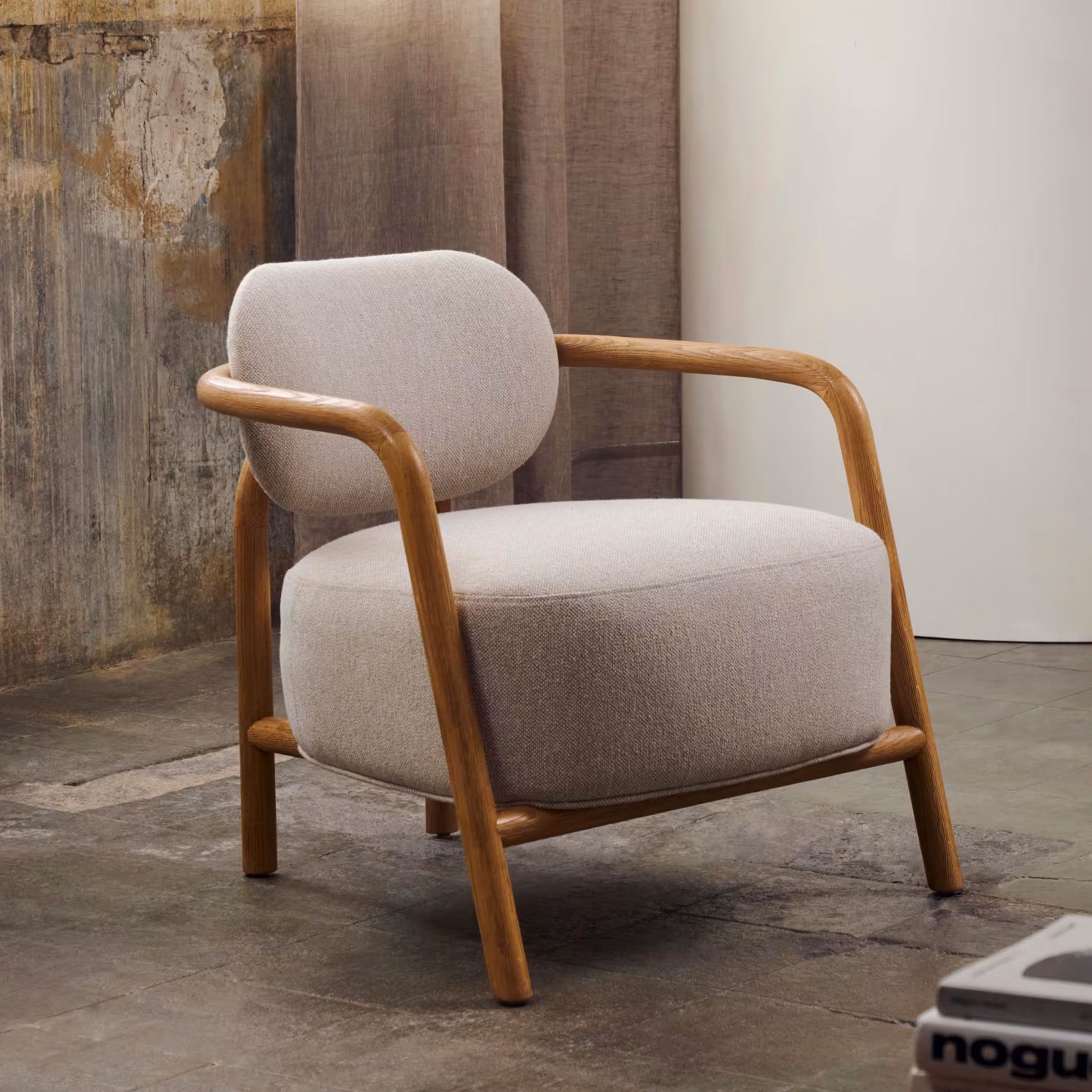Melqui Fauteuil van Kave Home – Elegant Beige Comfort in Massief Eiken