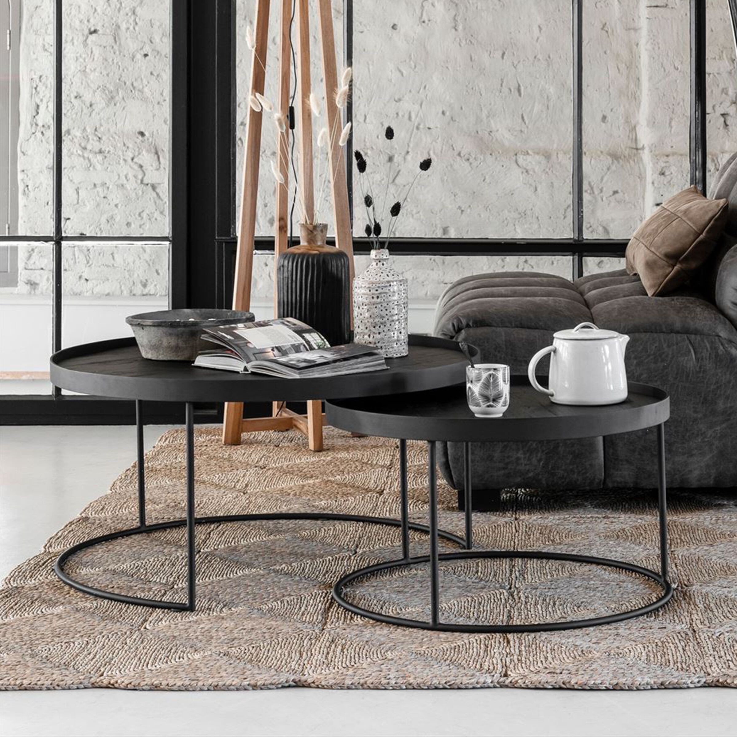 Mercurius salontaftelset van DTP Home – Strakke ronde tafels in zwart teakhout