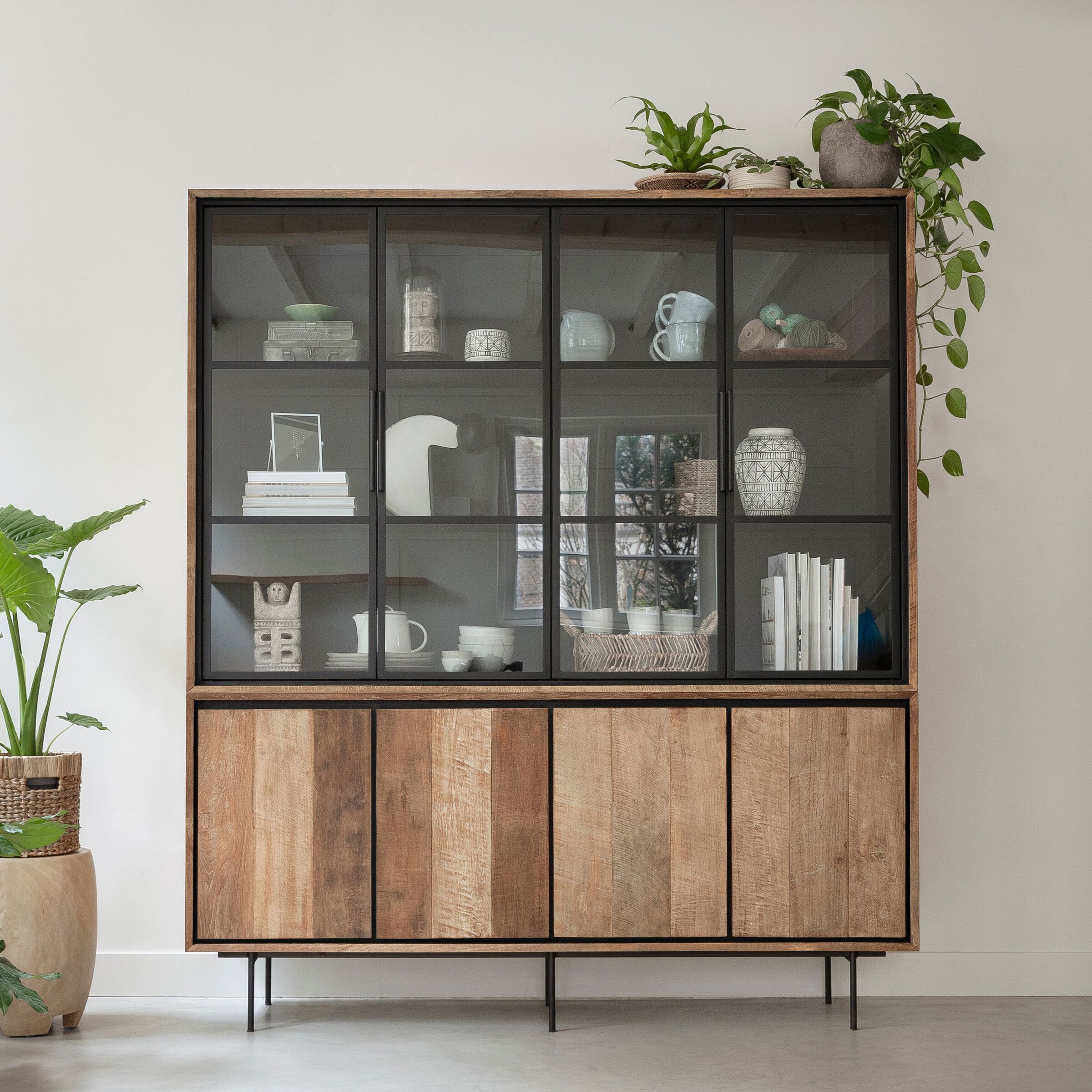 Metropole vitrinekast in teakhout – elegante showcase van 210 × 180 cm