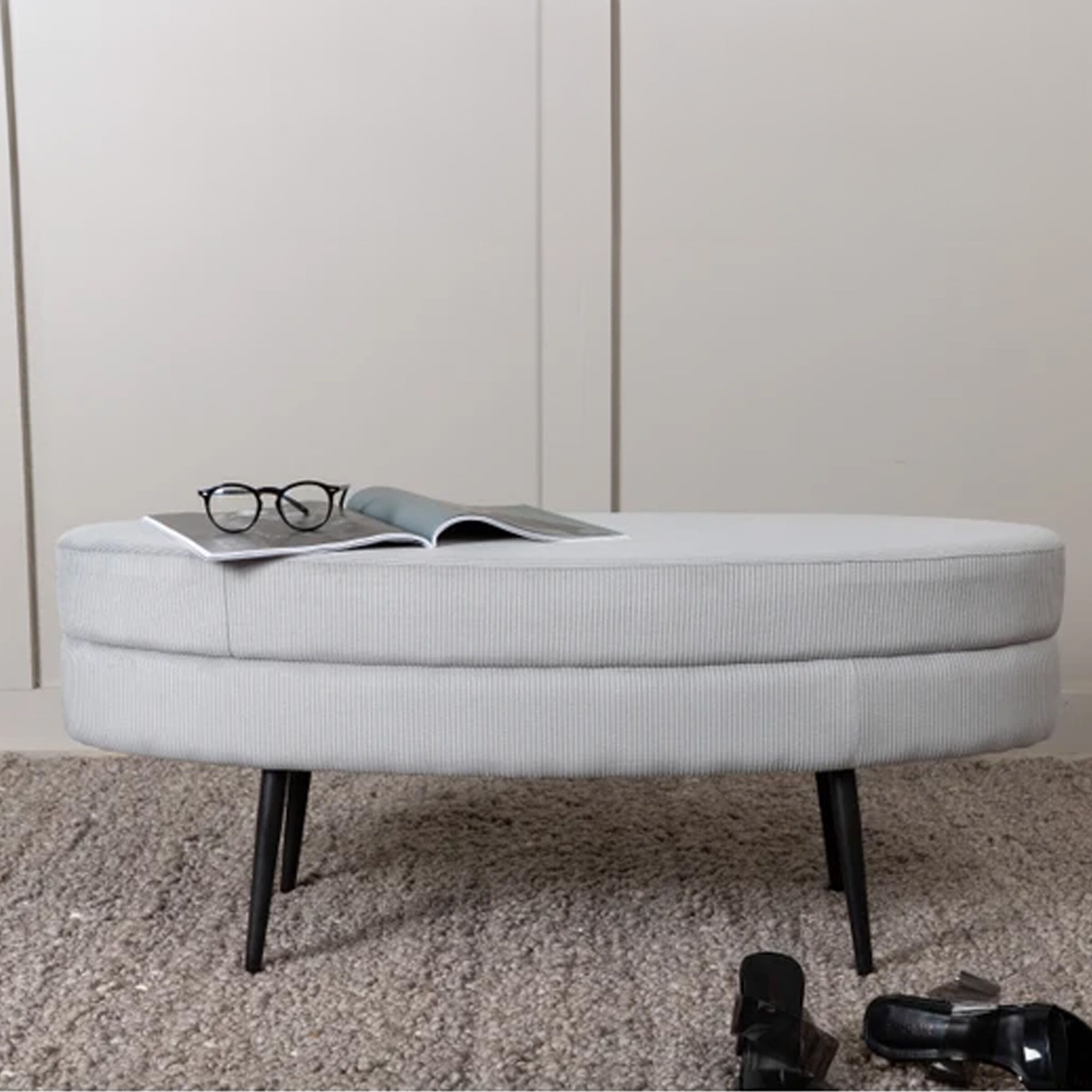 Modern Design ontmoet Mid‑Century: Nohr Larenzo Rib – Grijze Fluwelen Hocker