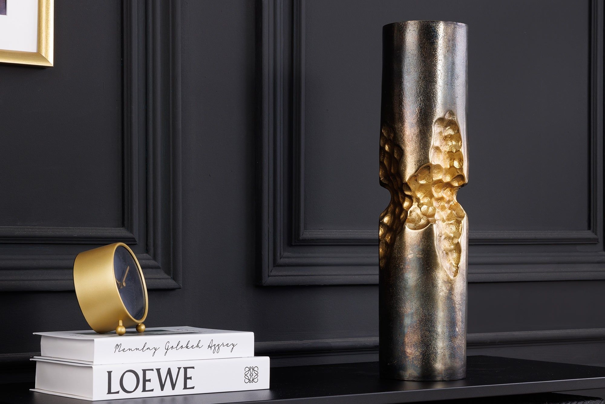 Modern design: PRECIOUS vaas 40 cm – zwart‑goud gehamerd metaal