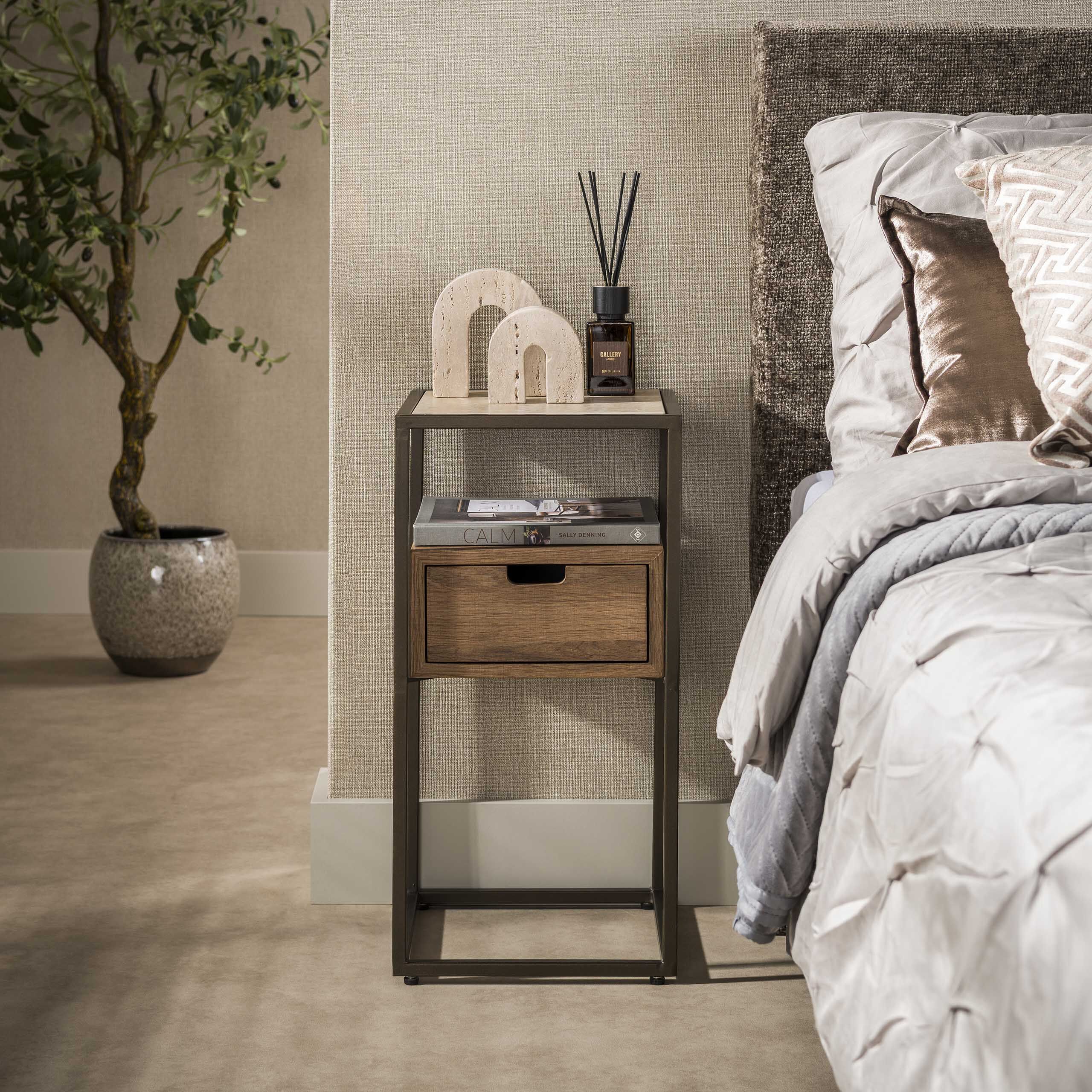 Modern nachtkastje Nikka – bronskleurig frame, eikenlook en travertinblad