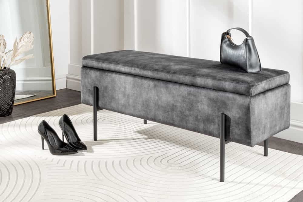 Moderne kistbank LOFT 100 cm – Grijs fluweel, zwarte metalen structuur en slimme opbergruimte