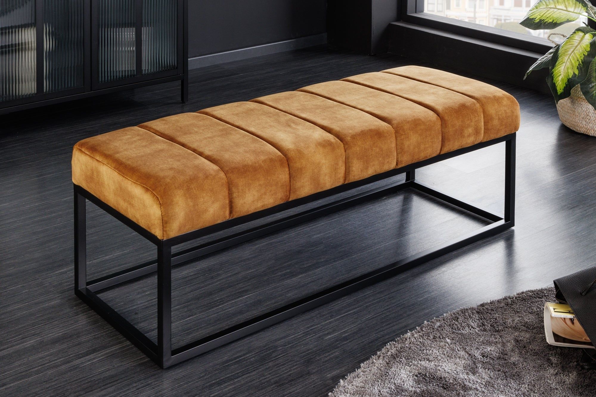 Moderne PETIT BEAUTÉ bank – 110 cm, mosterdgeel fluweel & zwart metalen frame