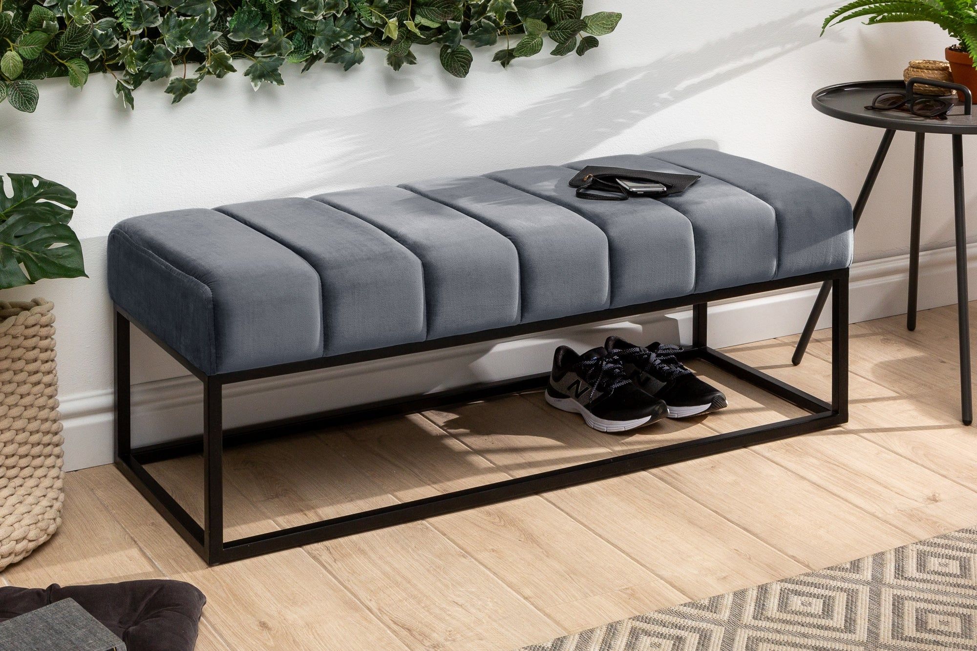 Moderne PETIT BEAUTÉ bank 110 cm – stijlvol fluweel in zilvergrijs met zwart frame