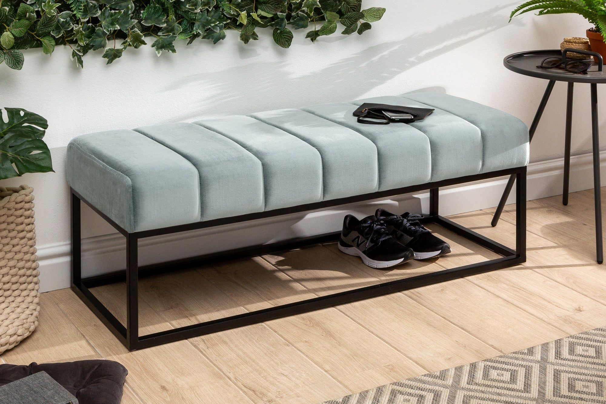 Moderne PETIT BEAUTÉ bank – stijlvolle mintfluweel met zwart frame