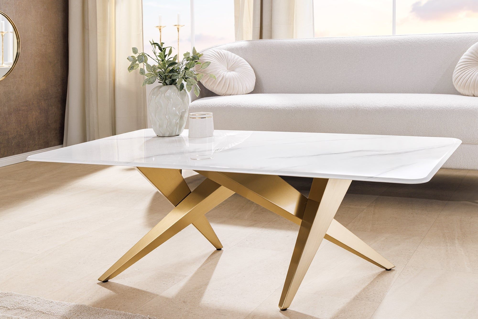 Moderne salontafel met wit marmer en gouden accenten – Invicta Interior