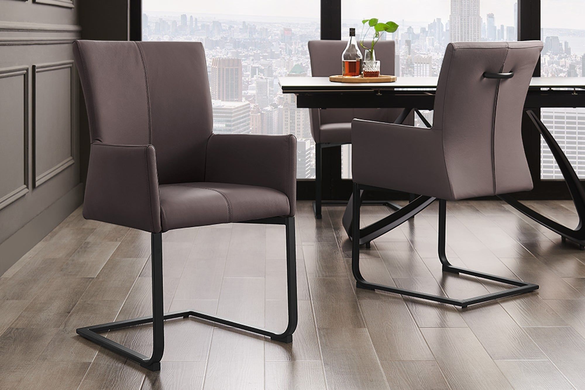 Moderne sledestoel Samson – Taupe grijs echt leer met armleuningen & metalen frame