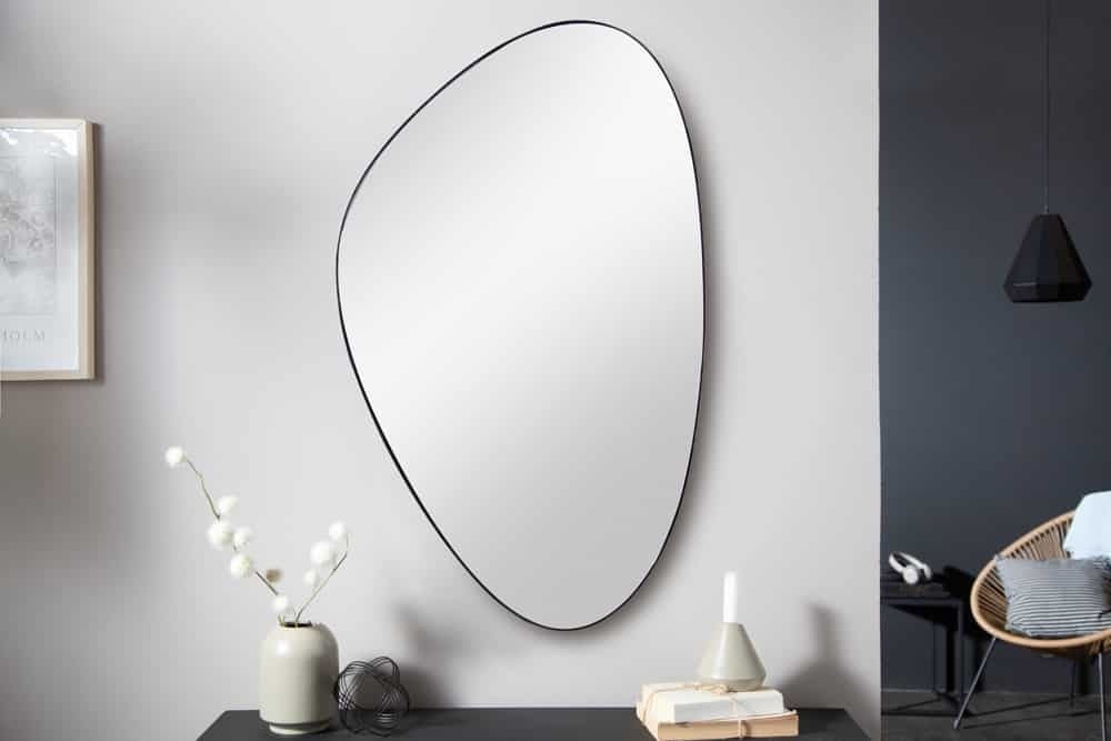Moderne wandspiegel NOEMI – Zwart, asymmetrisch design, 90 cm – Invicta Interior