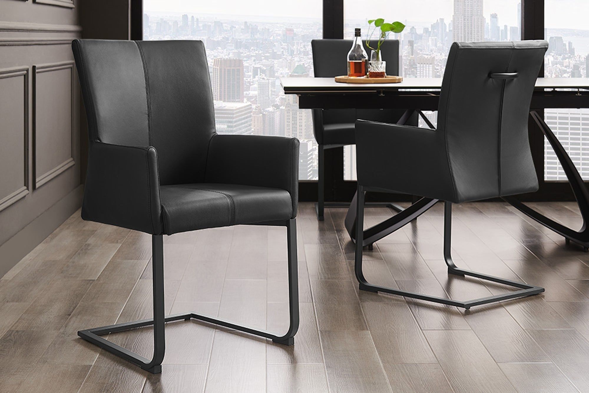 Moderne zwarte sledestoel Samson – stijlvol leren design met metalen frame