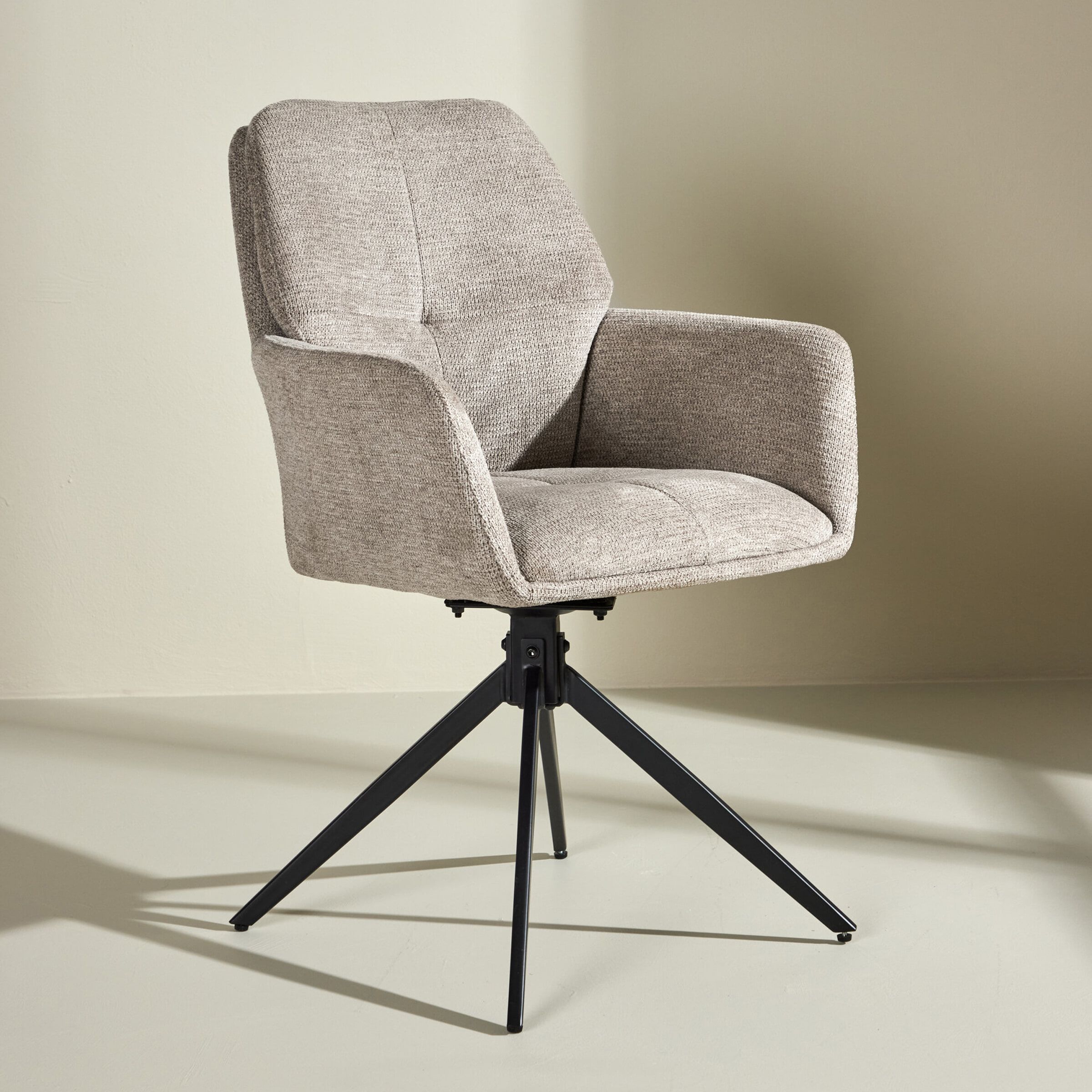 Montie eetkamerstoel van Nohr – warme bruine stof, strak design en comfortabel zitcomfort