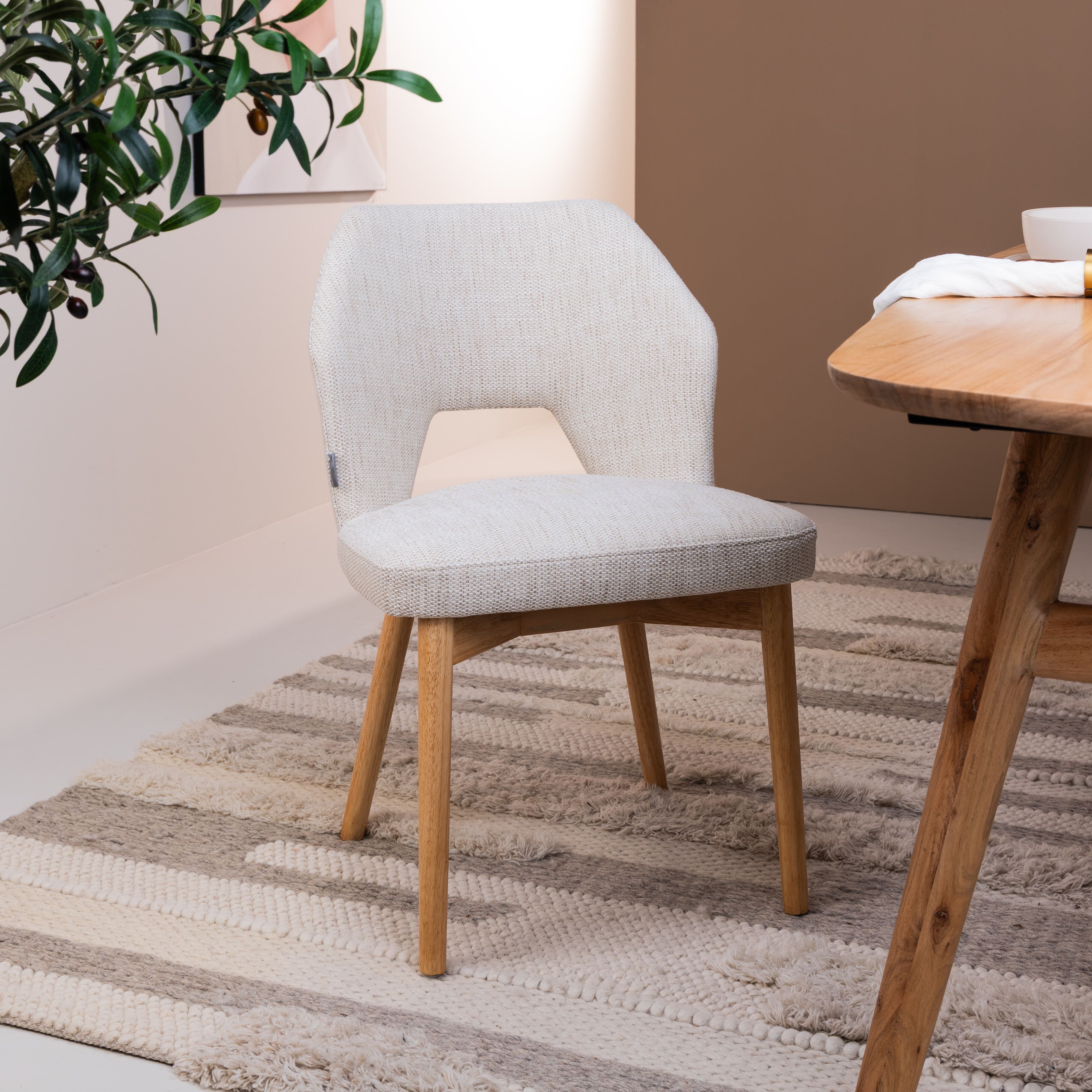 MUST Living Blossom eetkamerstoel – natuurlijke elegantie in beige