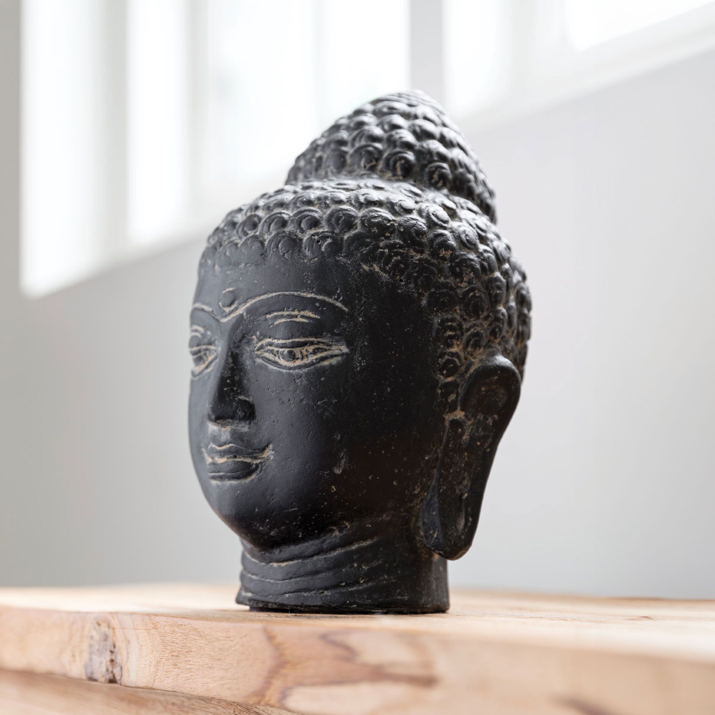 MUST Living Buddha-ornament in Zwart – Minimalistische Zen voor elke ruimte