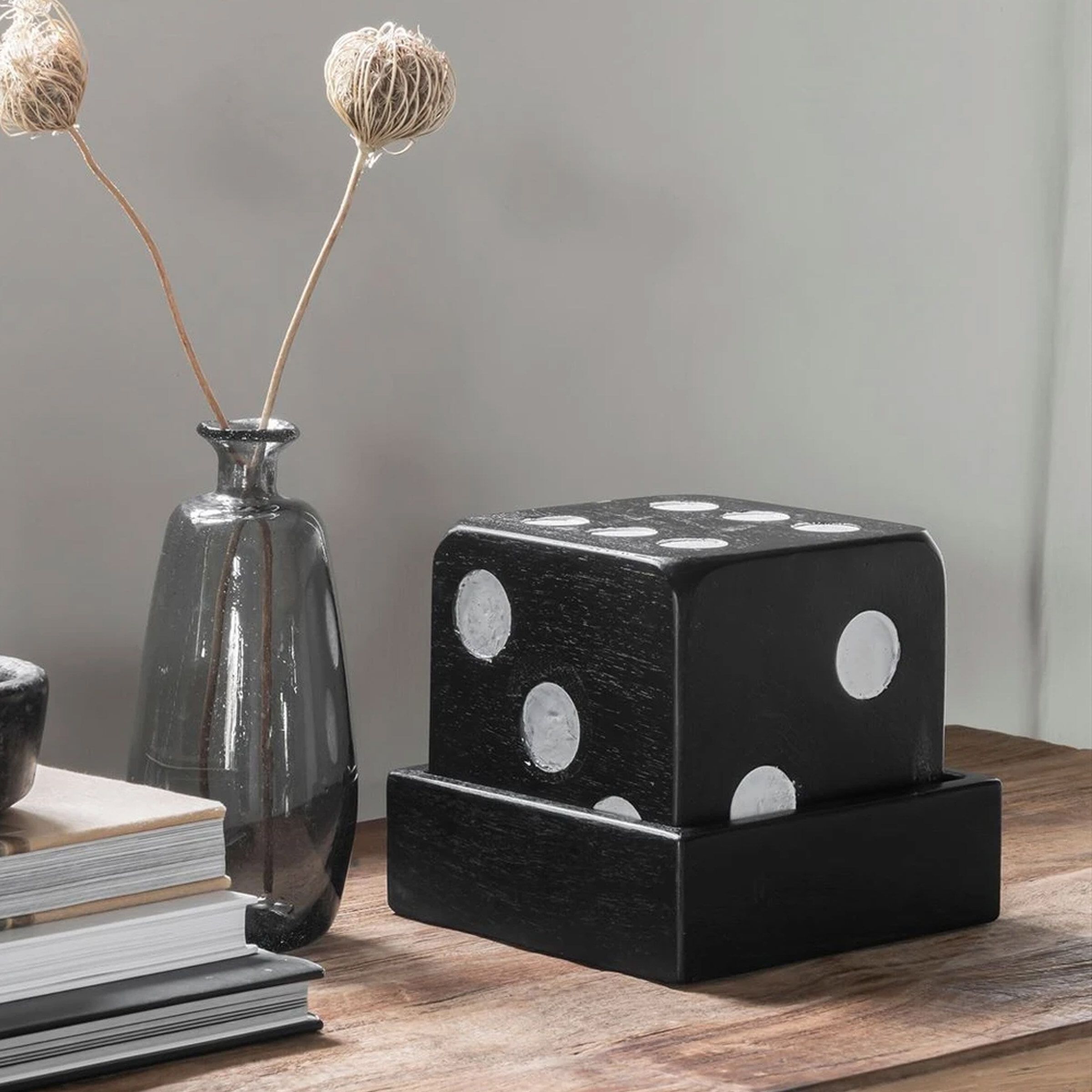 MUST Living Dobbelsteindecoratie van Teakhout – Zwart