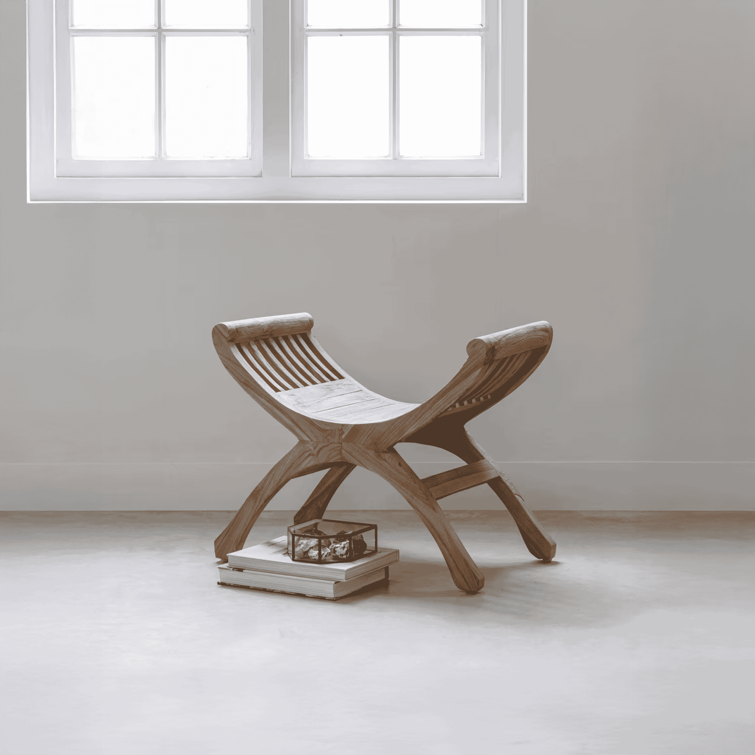 MUST Living Kruk Cleopatra – Elegante Teakhouten kruk in warm bruin