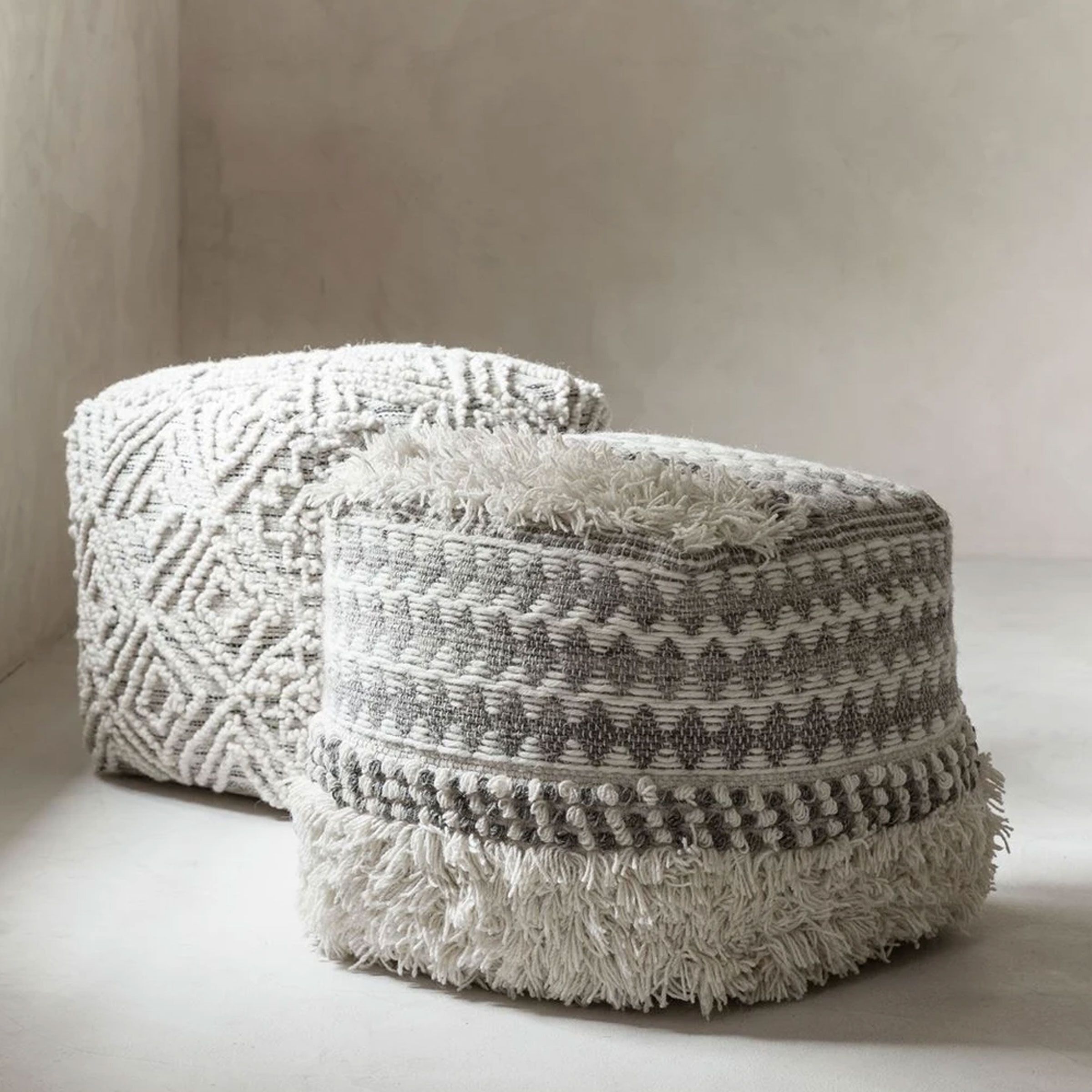 MUST Living Poef Aura 40 cm – Stijlvolle Grijze Zit‑ of Voetsteun