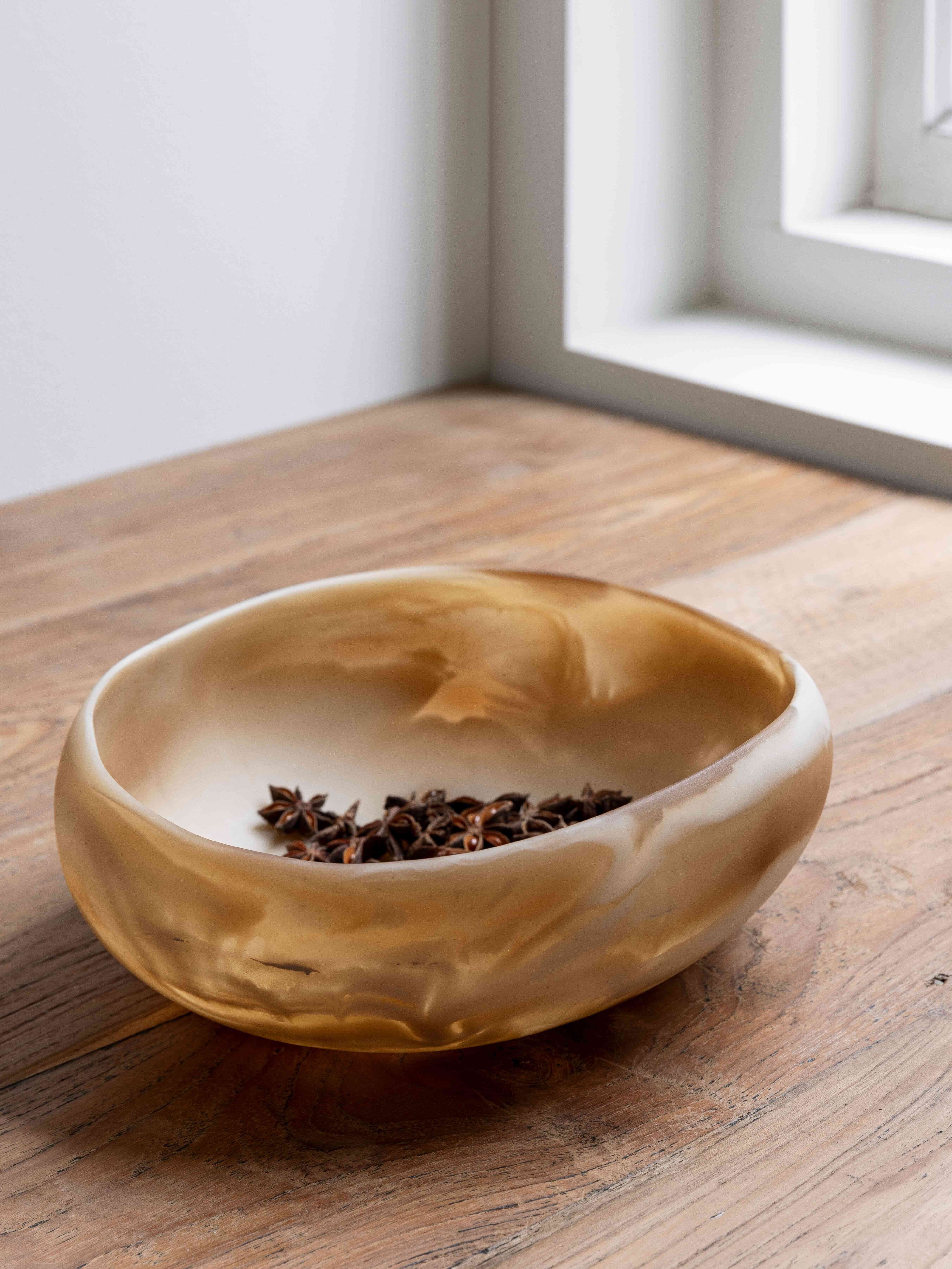 MUST Living schaal Rafael – Compact zwart‑witte resin schaal voor stijlvol decor