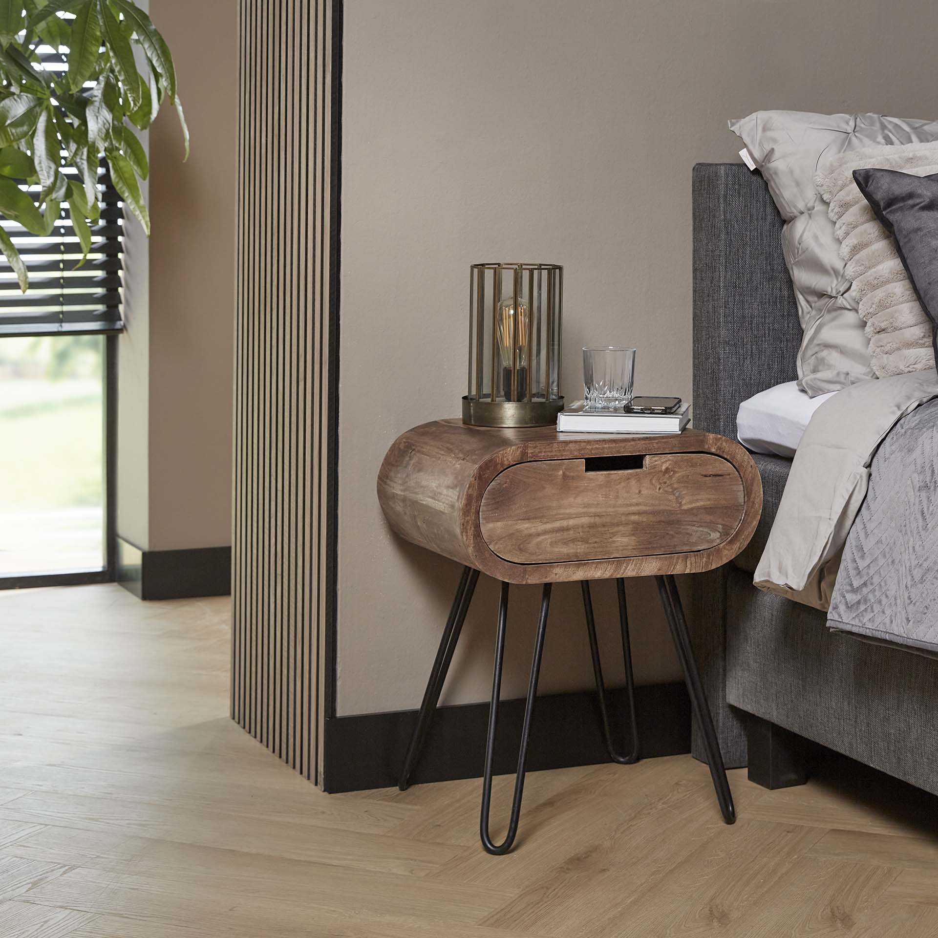 Nachtkastje Barrel 60 cm – Massief acaciahout met zwart metalen frame