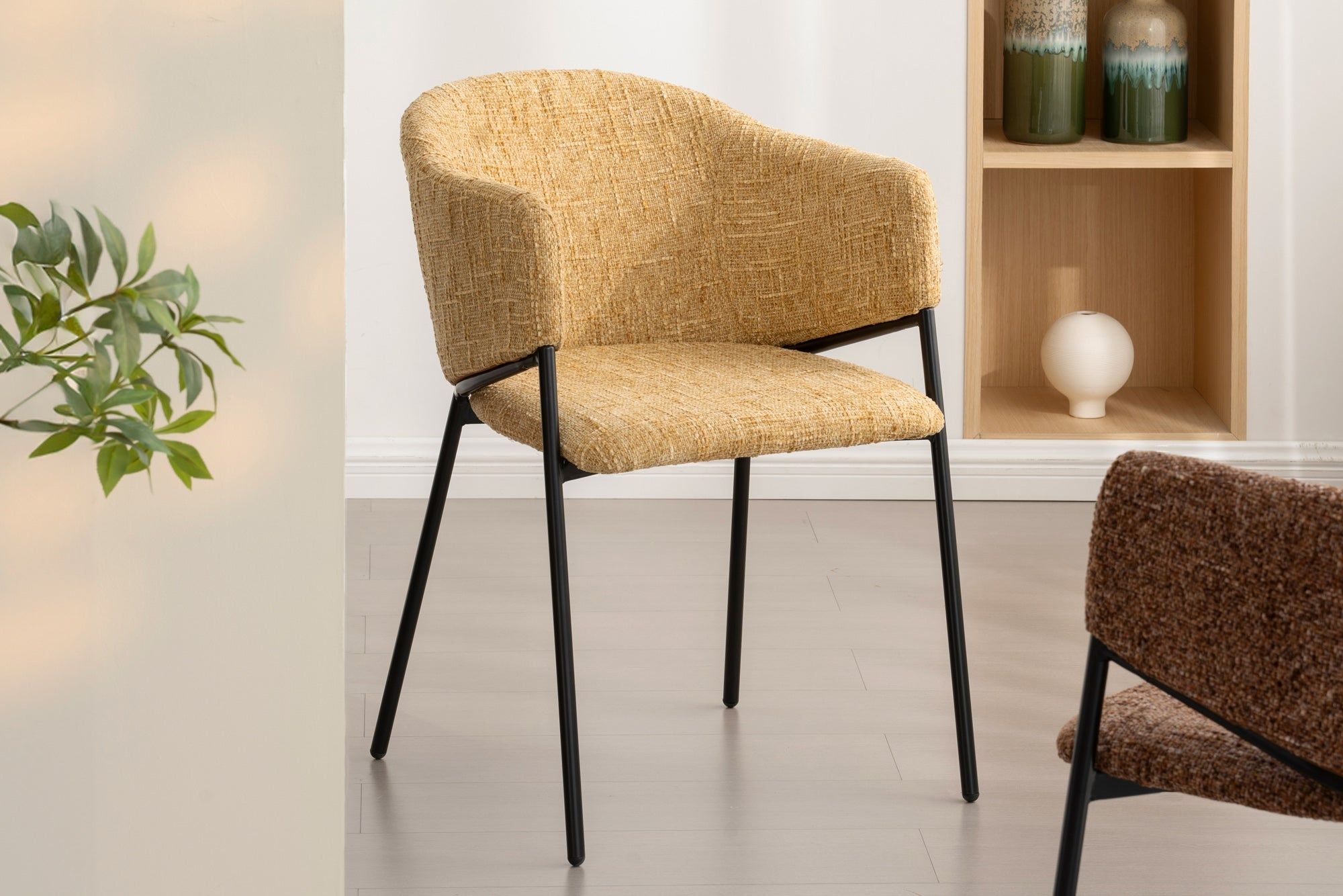 Noblesse Designstoel in Mosterdgeel Chenille – Stijlvolle Zwarte Metaalbasis van Invicta Interior