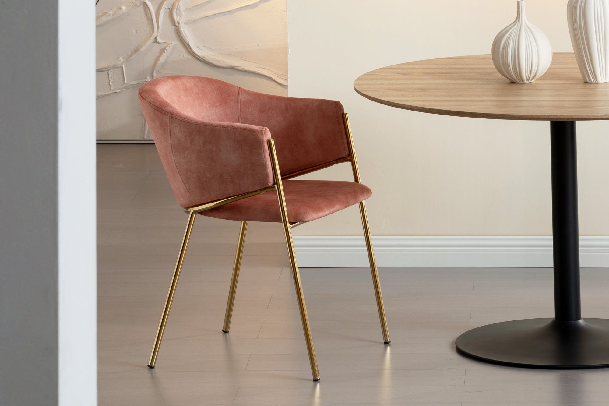 Noblesse Designstoel in Rosé Fluweel met Goud Verchroomd Frame – Retro Luxe