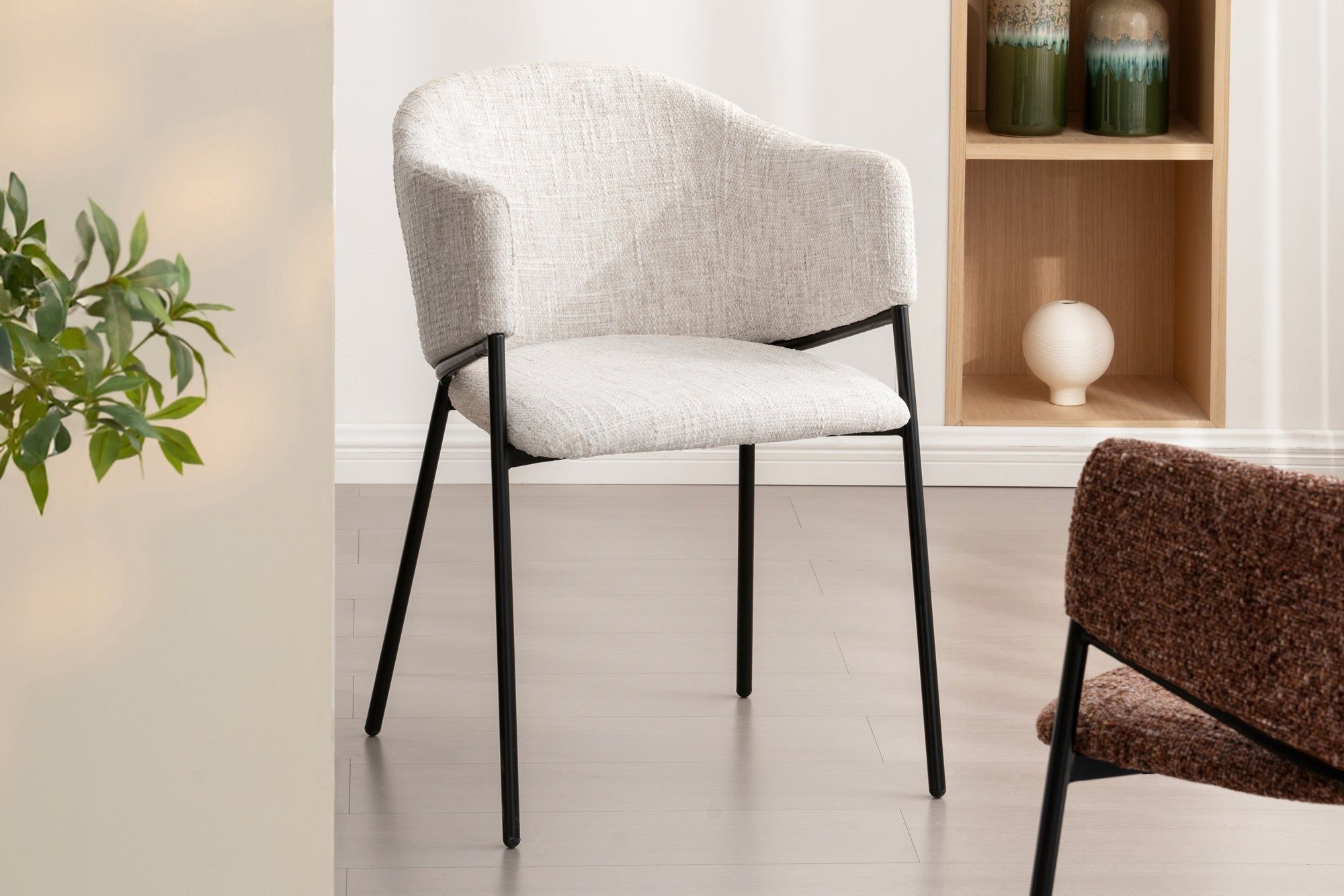 Noblesse Designstoel – Luxe Chenille in Beige met Zwart Metalen Frame