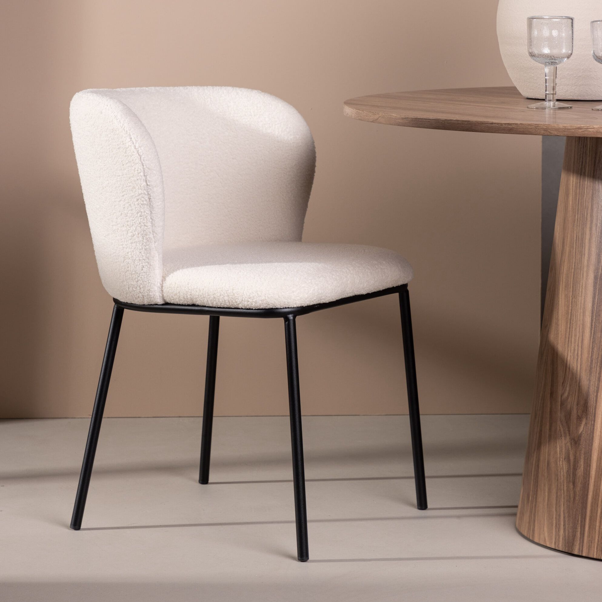 Nohr Almetra eetkamerstoel – Moderne witte bouclé met strak metalen frame