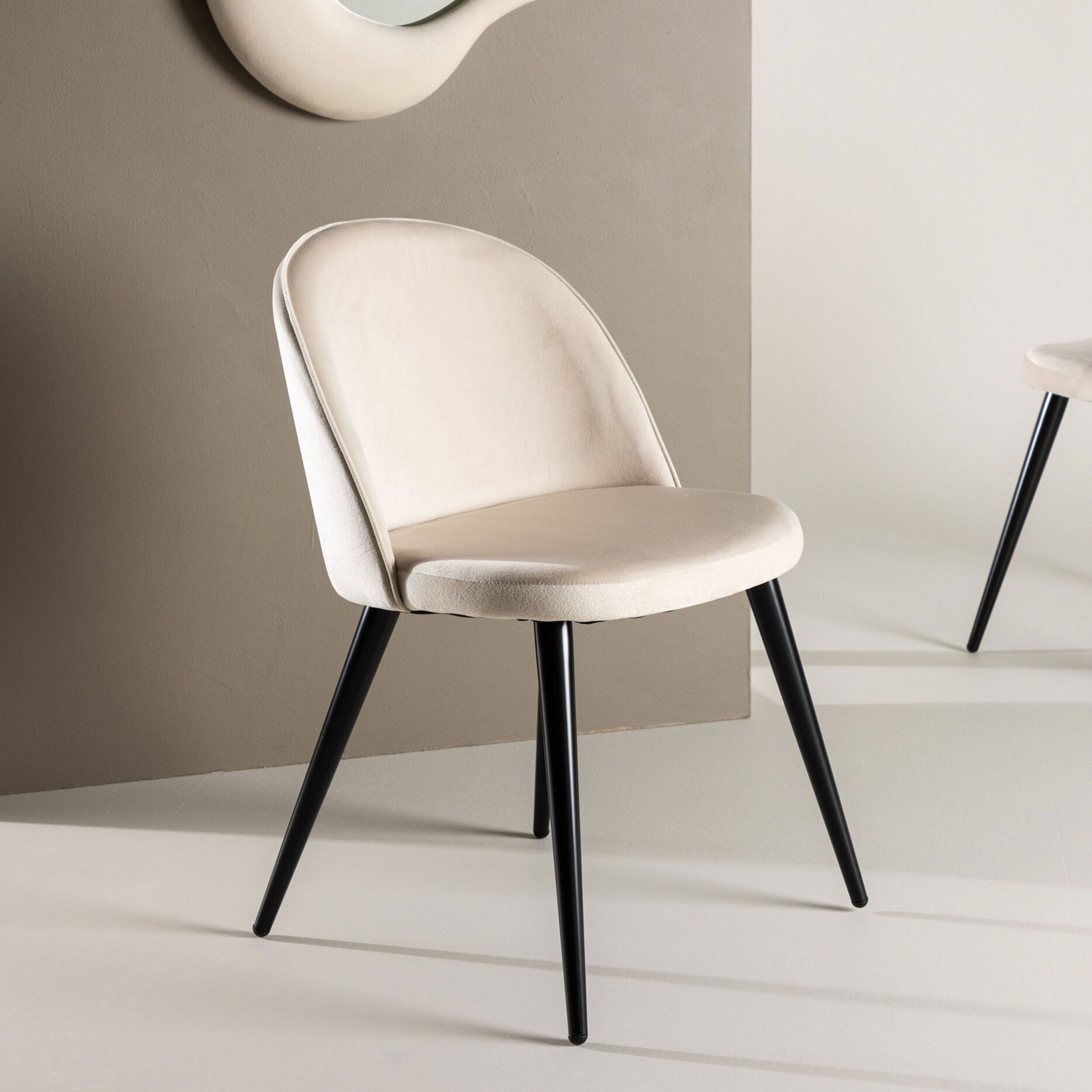 Nohr Amon Velvet eetkamerstoel – stijlvol beige comfort voor elke tafel