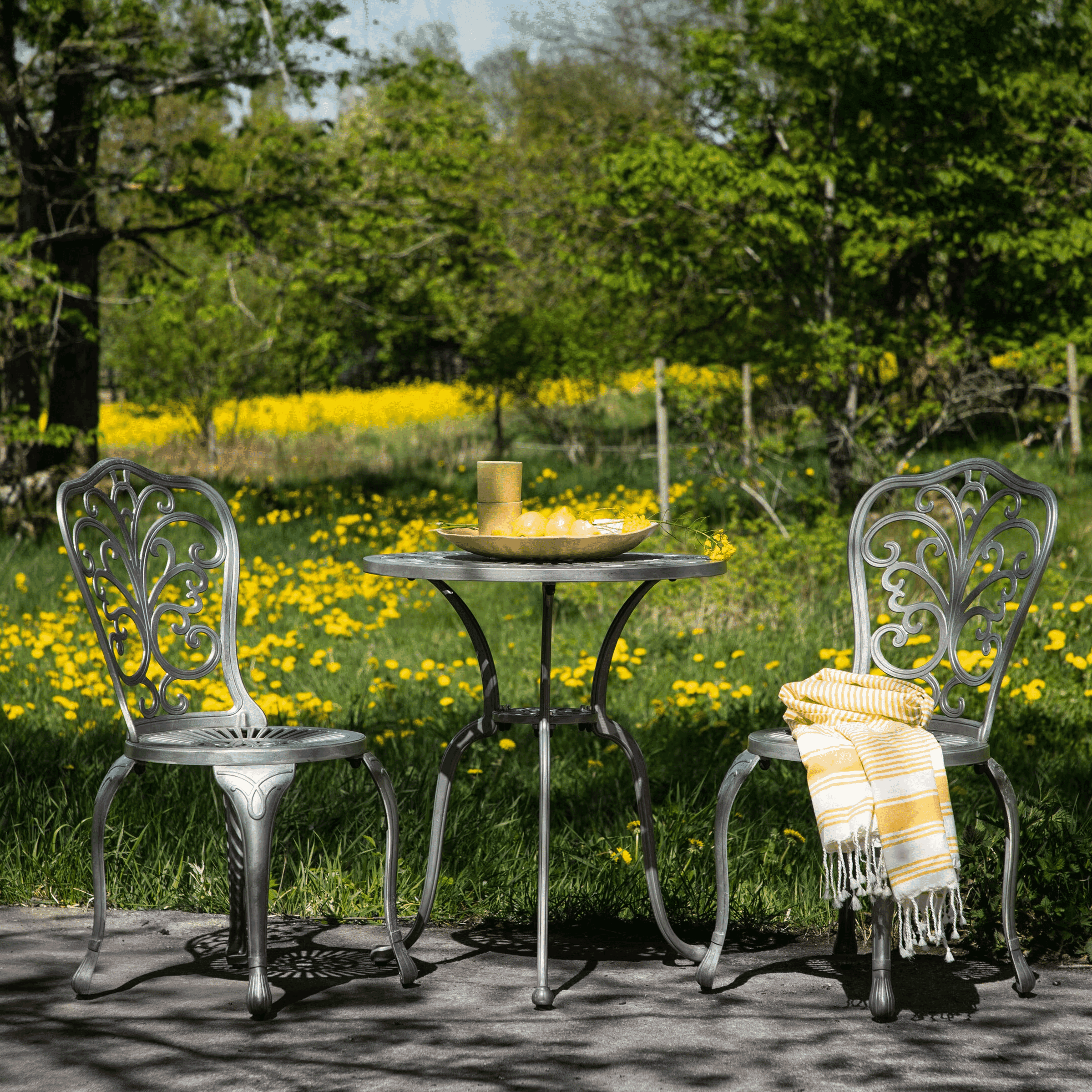 Nohr Bistroset Kamille – Zilveren ronde cafétafel voor zonnige buitenmomenten